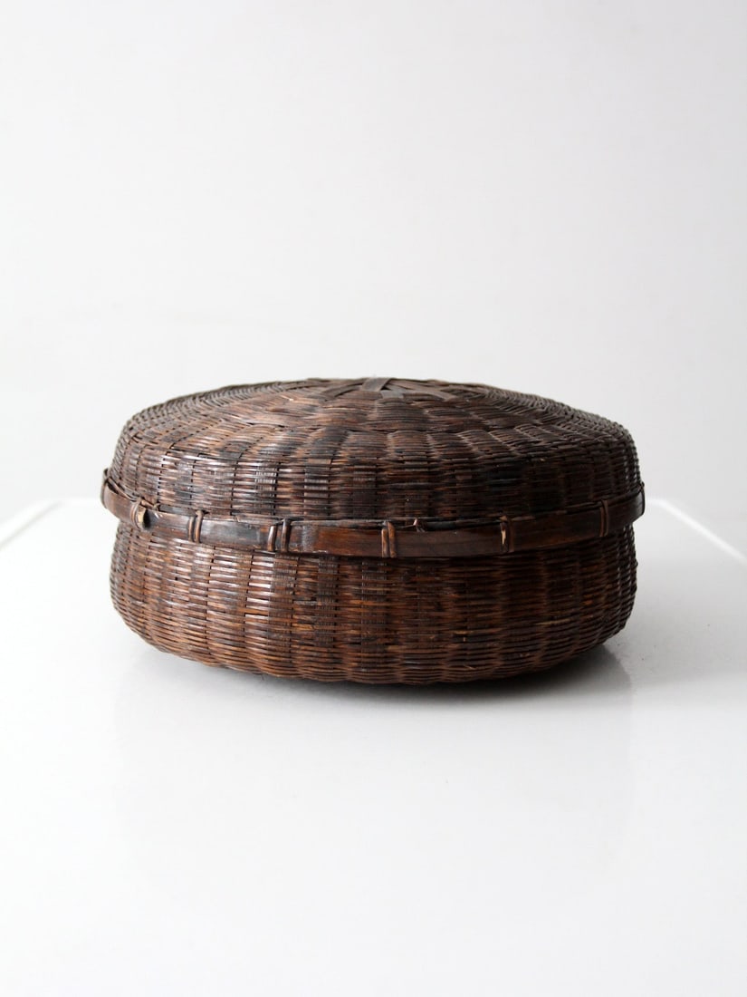 Low Rounded Chinese Bamboo Basket with Lid Antique: Low Rounded Chinese Bamboo Basket with Lid Antique This antique Chinese lidded bamboo basket features a low, rounded shape with a tightly woven construction and a deep, time-softened tone. The basket