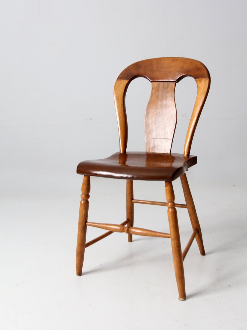 Colonial Style Dining Chair With Plank Seat and Turned Legs: Colonial Style Dining Chair With Plank Seat and Turned Legs This antique balloon back dining chair showcases a classic Colonial style with a plank seat and turned legs. The chair is in good condition