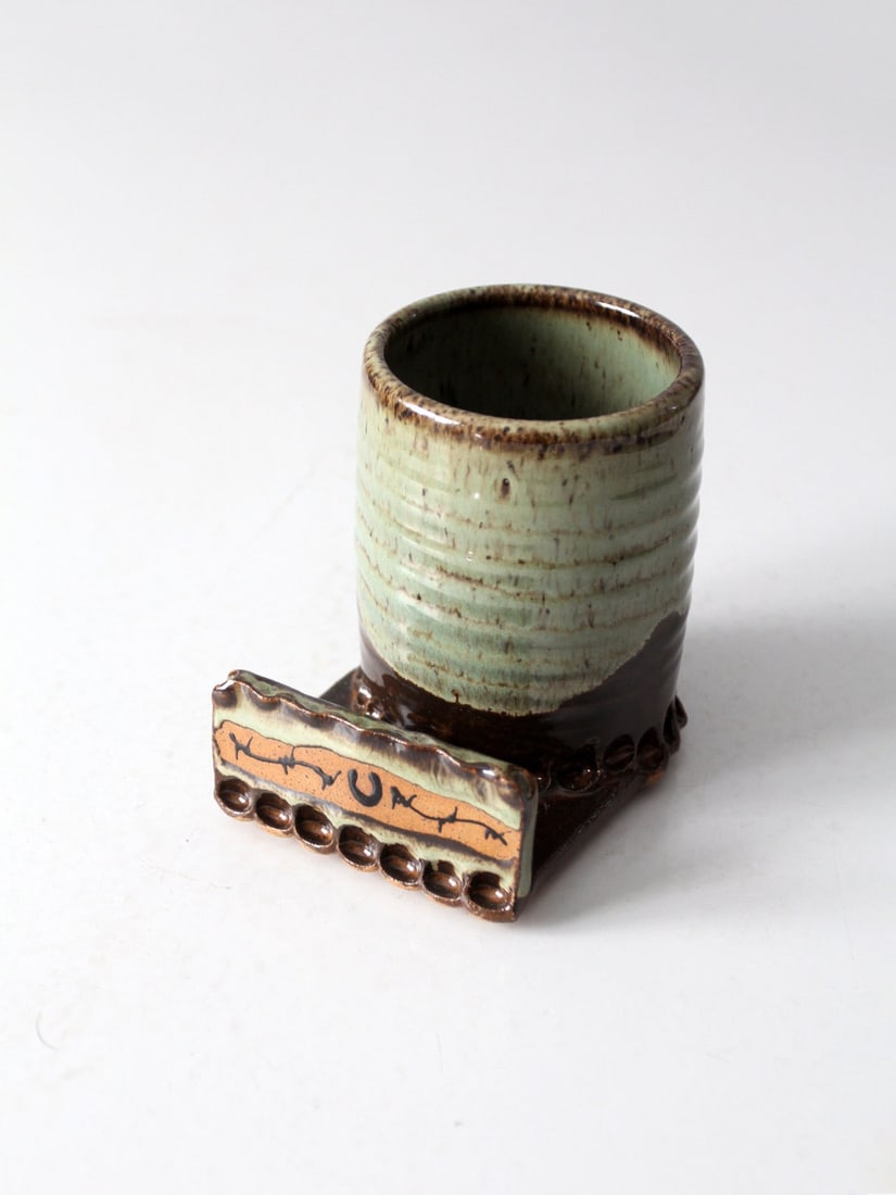 Charming Vintage Studio Pottery Desk Valet in Greens and Browns: Charming Vintage Studio Pottery Desk Valet in Greens and Browns Enhance your workspace or vanity with this charming vintage studio pottery desk valet. This handcrafted ceramic piece features a beautif