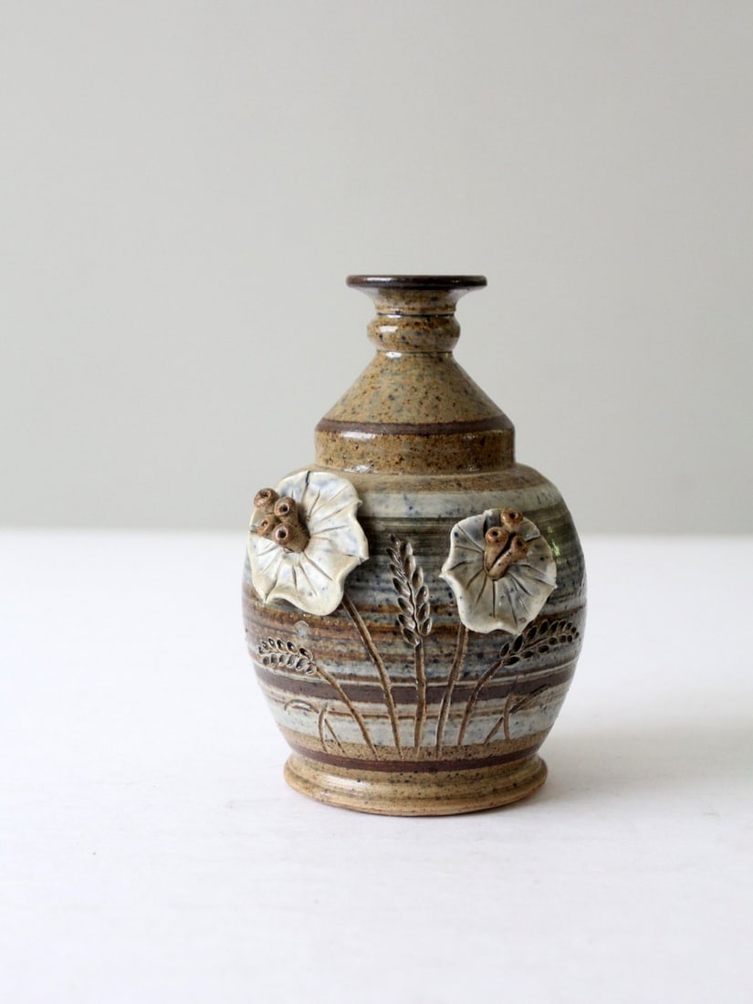 Handmade Vintage Studio Pottery Vase with Floral Design: Handmade Vintage Studio Pottery Vase with Floral Design This vintage studio pottery vase showcases exquisite craftsmanship with its handmade bottleneck shape. Adorned with an etched, three-dimensional