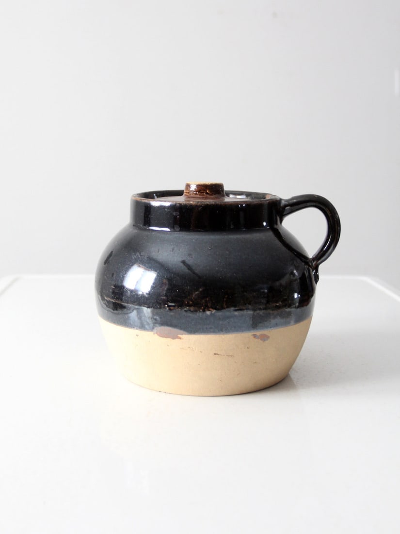 Early 20th Century Antique American Stoneware Bean Pot 3qt: Early 20th Century Antique American Stoneware Bean Pot 3qt This antique American stoneware bean pot dates back to the early 20th century and features a 3 qt capacity. It showcases a near black brown A