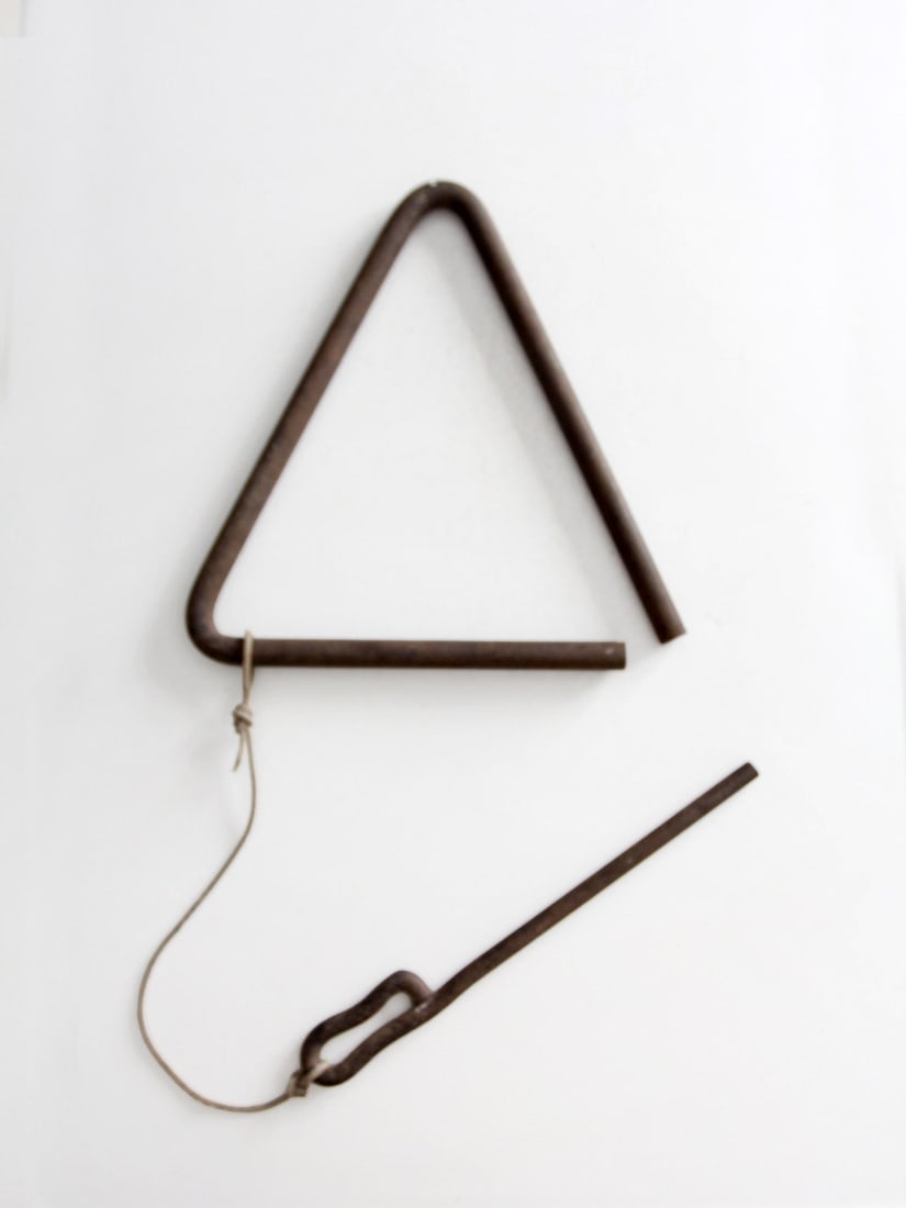 Antique Iron Dinner Bell with Triangular Frame: Antique Iron Dinner Bell with Triangular Frame This vintage iron dinner bell features a robust triangular frame and a long hanging striker, exuding a deep, time-worn tone that reflects its heritage. I