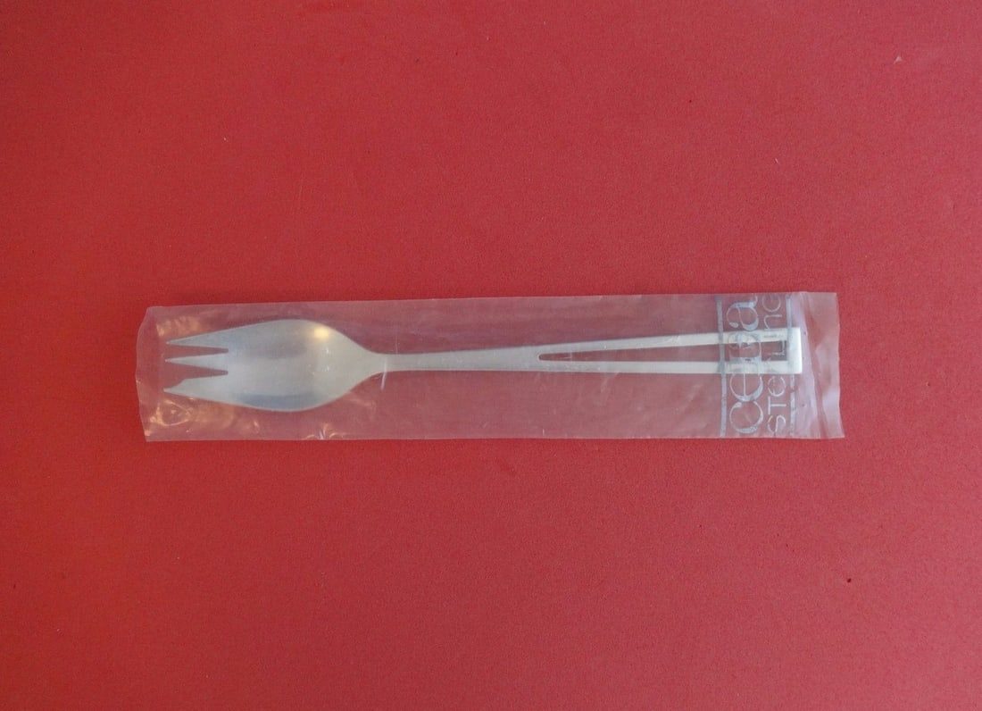 Celsa Avanti Sterling Silver Dinner Fork 7.75 Mid Century Modern: Celsa Avanti Sterling Silver Dinner Fork 7.75 Mid Century Modern Elevate your dining experience with this stunning Avanti dinner fork by Celsa. Crafted from high-quality sterling silver, this fork fea