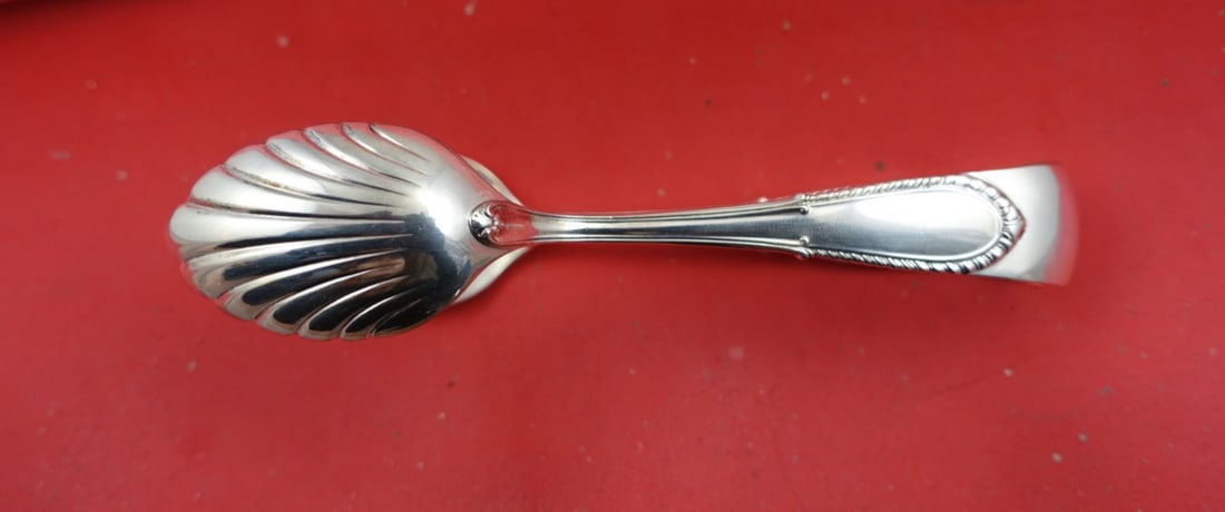 Buccellati Villa D'Este Sterling Silver Ice Tong Shell Bowl 5.5": Buccellati Villa D'Este Sterling Silver Ice Tong Shell Bowl 5.5" This exquisite ice tong from the renowned Buccellati brand features a stunning shell bowl design. Crafted from high-quality sterling si