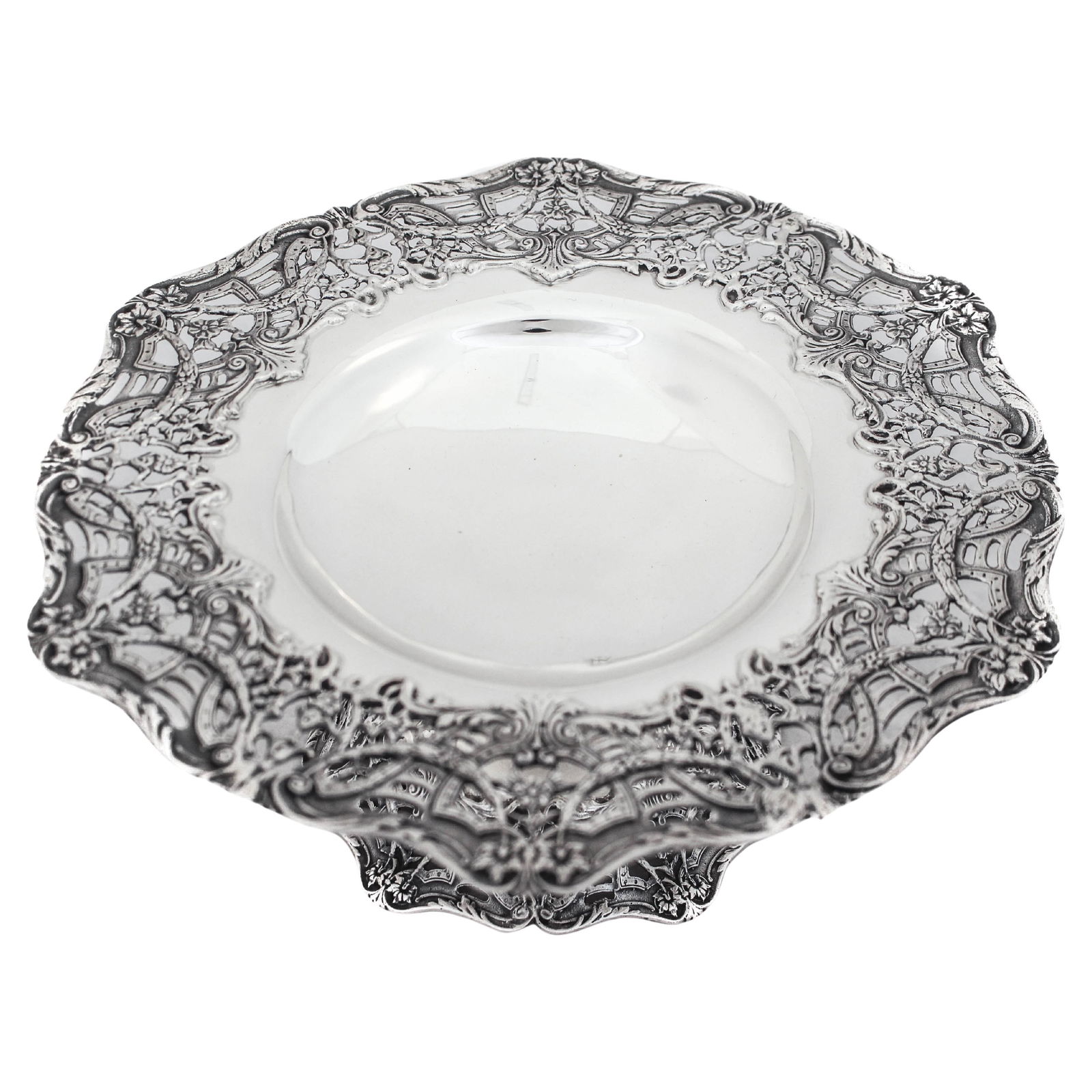 Vintage Sterling Silver Tazza by Graff Washbourne & Dunn 1910: Vintage Sterling Silver Tazza by Graff Washbourne & Dunn 1910 This exquisite large Sterling Silver tazza, crafted circa the 1910s in the United States, features a stunning old-world pattern that elega