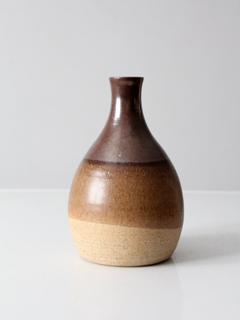 Vintage Studio Pottery Decanter Vase in Brown and Tan Glaze: Vintage Studio Pottery Decanter Vase in Brown and Tan Glaze This vintage studio pottery decanter vase showcases a beautifully finished layered brown and tan glaze over a sturdy stoneware body. Its ele