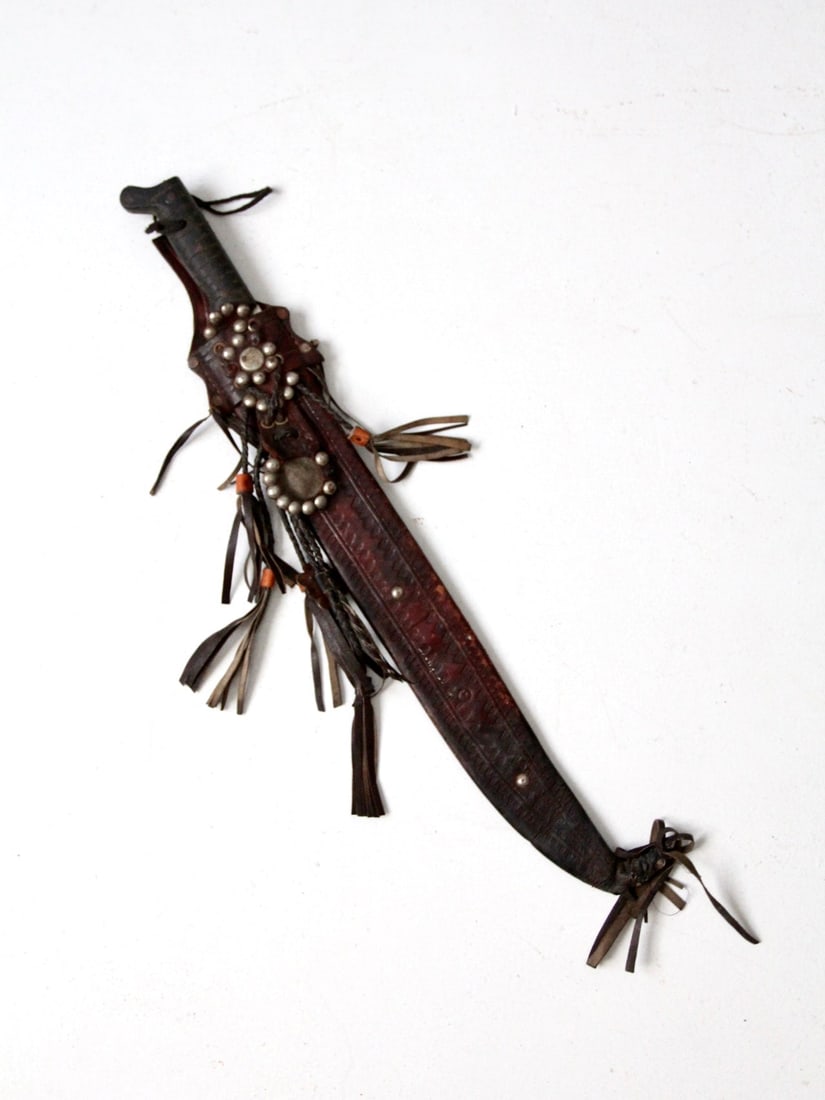 Vintage La Marca Corneta Machete with Leather Sheath 1960s: Vintage La Marca Corneta Machete with Leather Sheath 1960s Introducing a Vintage La Marca Corneta Machete from the 1960s to 1970s, featuring a distinctive leather-wrapped handle for a secure grip. Thi