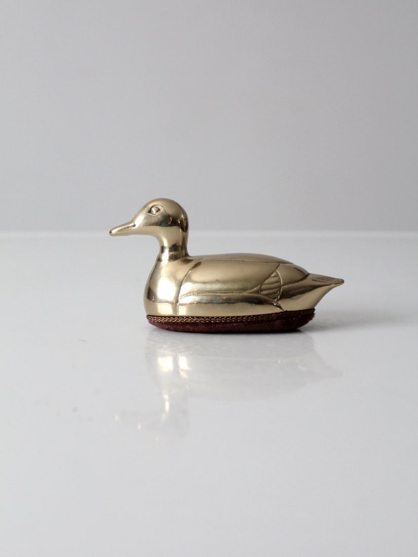 Mid-Century Brass Duck Lint Brush on Velvet Base: Mid-Century Brass Duck Lint Brush on Velvet Base This exquisite mid-century brass duck lint brush combines functionality with decorative elegance. Crafted in the mid-20th century, it showcases smooth