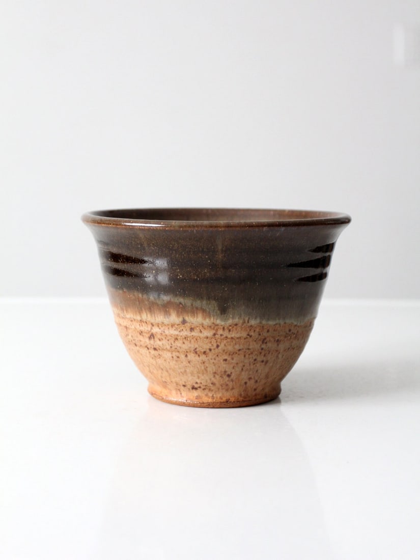 Signed Vintage Studio Pottery Bowl with Fluted Design: Signed Vintage Studio Pottery Bowl with Fluted Design This exquisite vintage studio pottery bowl is a true masterpiece, showcasing a deep handmade design with fluted edges. The bowl features a stunnin