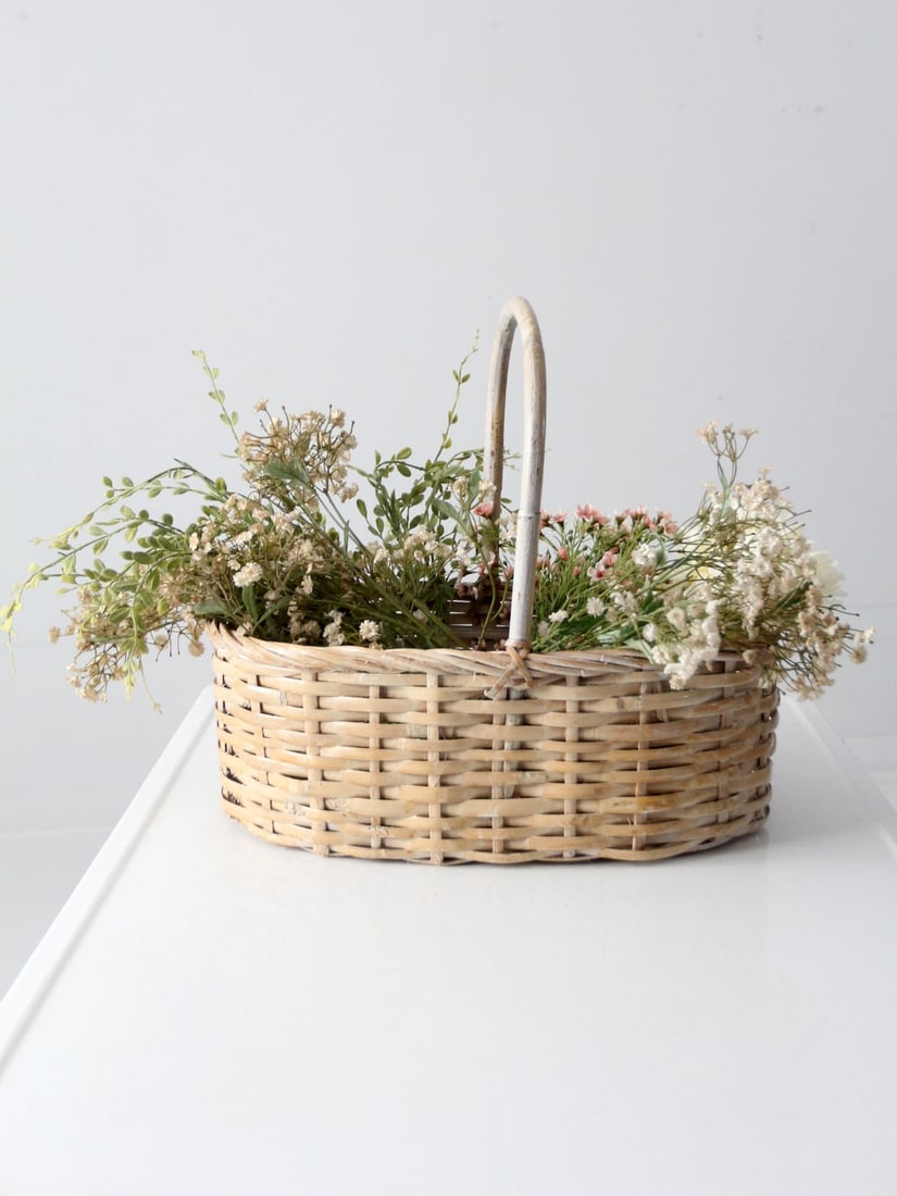 Vintage White Splint Weave Basket with Bentwood Handle 18x11.5x16.5: Vintage White Splint Weave Basket with Bentwood Handle 18x11.5x16.5 Discover the charm of this vintage white splint weave basket, characterized by its elegant bentwood handle and long oval basin. This