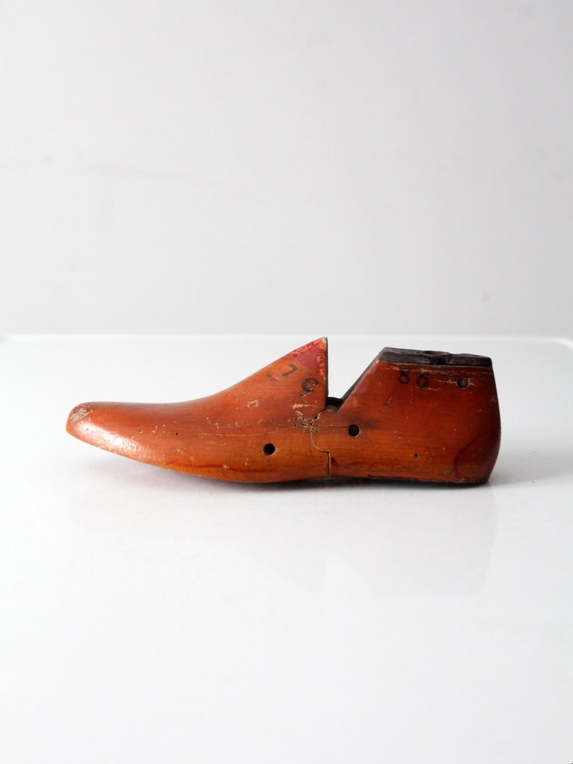Wooden Shoemaker's Last from Early 20th Century with Iron Toe Plate: Wooden Shoemaker's Last from Early 20th Century with Iron Toe Plate This early 20th century wooden cobbler's last exemplifies traditional shoemaking craftsmanship with its sculpted hardwood body, join