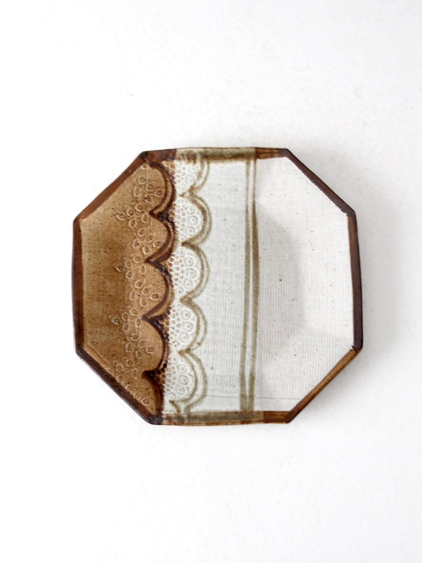 Vintage 1982 Laurie Sargent Studio Pottery Octagonal Plate: Vintage 1982 Laurie Sargent Studio Pottery Octagonal Plate This vintage octagonal studio pottery plate by ceramicist Laurie Sargent, dated 1982, showcases a dynamic hand-painted and etched design in c