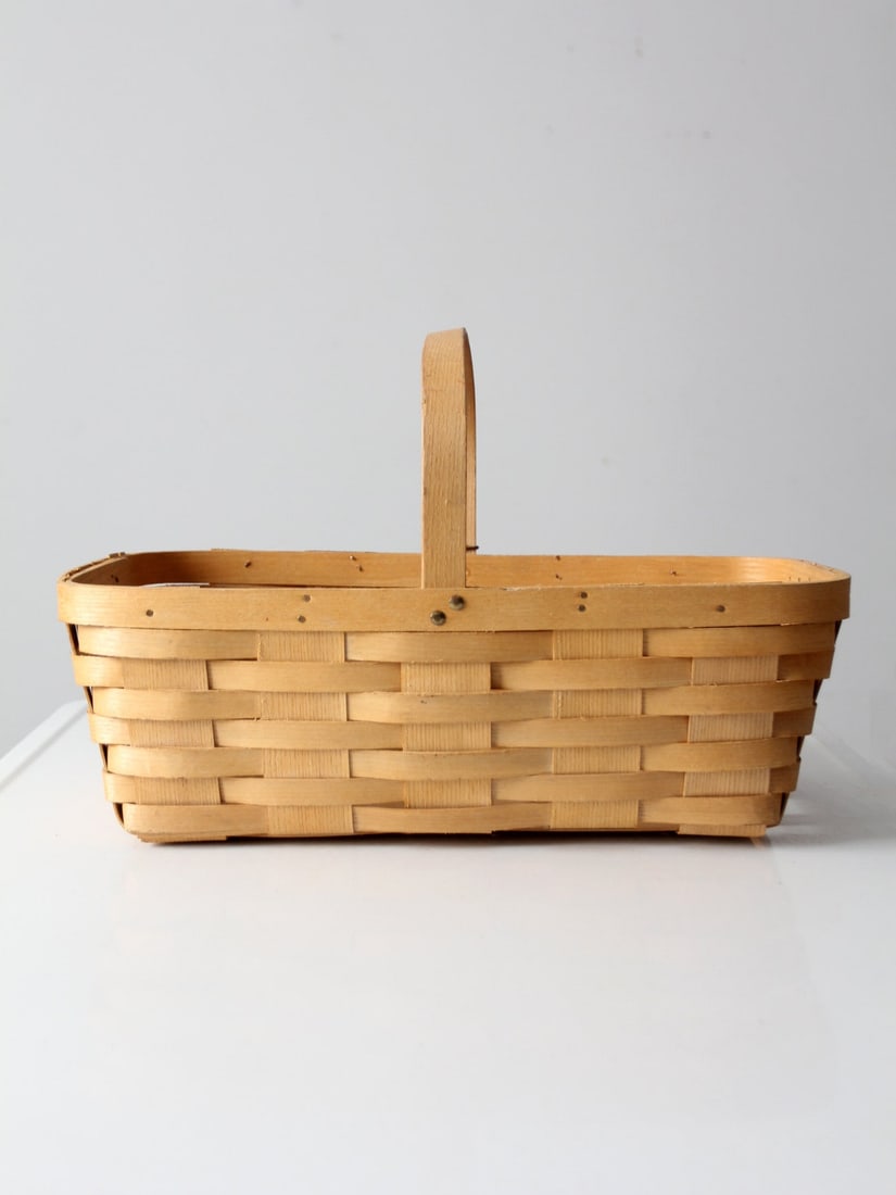 Vintage Peterboro Basket Co Storage Basket with Bentwood Handle: Vintage Peterboro Basket Co Storage Basket with Bentwood Handle This vintage Peterboro Basket Co storage basket showcases a classic splint weave design, complete with a bentwood center handle. It reta