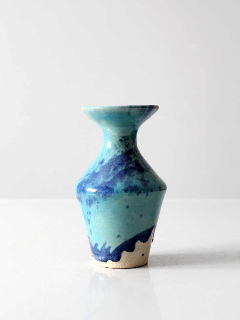 Handcrafted Vintage Studio Pottery Vase with Blue Turquoise Glaze: Handcrafted Vintage Studio Pottery Vase with Blue Turquoise Glaze This vintage studio pottery vase showcases exquisite craftsmanship with its hand-crafted ceramic design and a captivating swirling gla