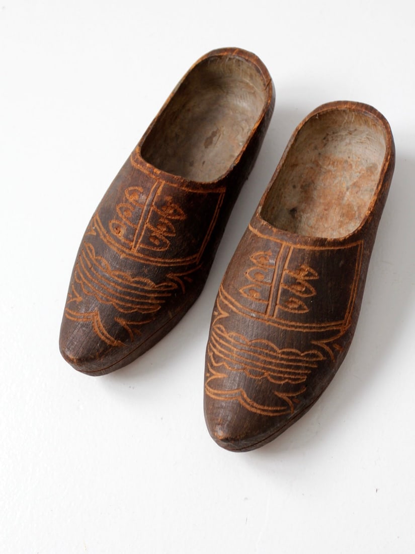 Antique Dutch Hand-Carved Wooden Clogs Decorative Pattern 9.5 inch: Antique Dutch Hand-Carved Wooden Clogs Decorative Pattern 9.5 inch Discover a unique pair of antique Dutch wooden clogs, expertly hand-carved with a decorative pattern that adds charm to these classic