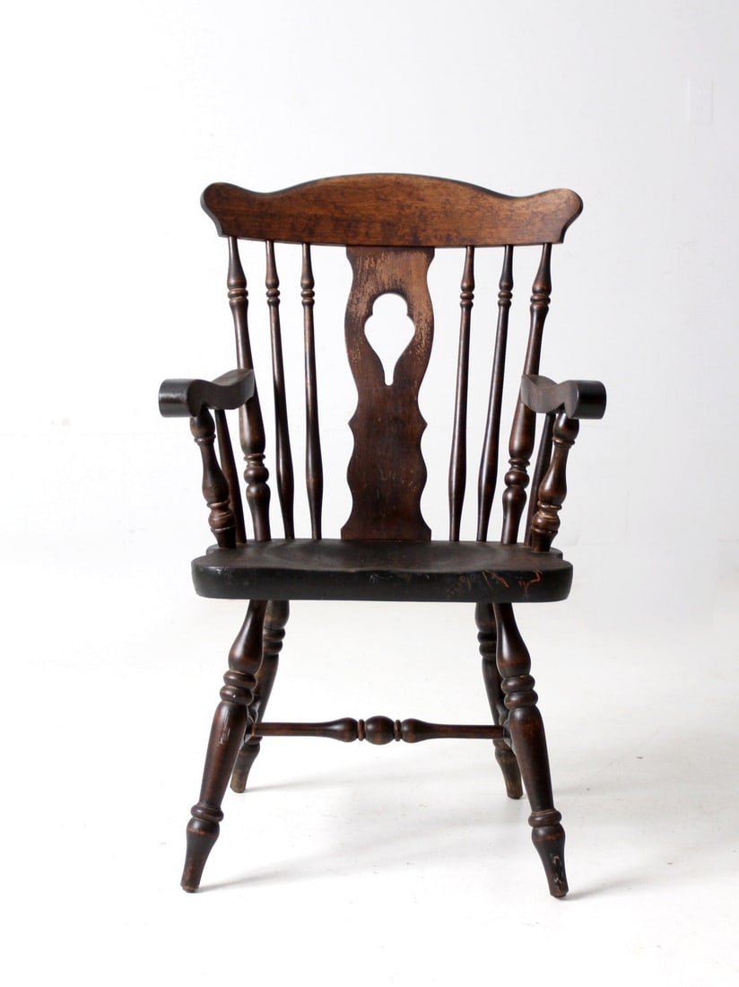 Vintage Nichols & Stone Windsor Arm Chair Classic Americana Style: Vintage Nichols & Stone Windsor Arm Chair Classic Americana Style Discover this exquisite mid-20th century Nichols & Stone Windsor arm chair, a timeless piece that embodies classic Americana style. Th
