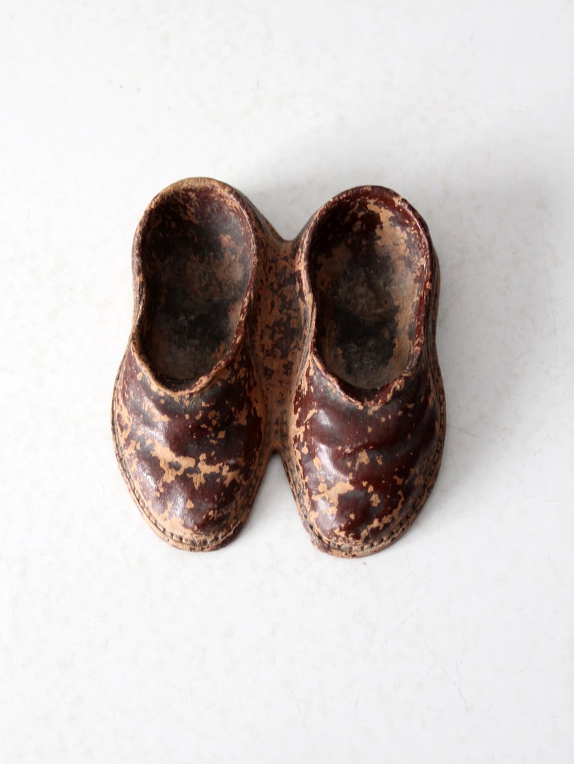 Mid-Century Vintage Syroco Moccasin Pipe Holder for 2 Pipes: Mid-Century Vintage Syroco Moccasin Pipe Holder for 2 Pipes Enhance your home decor with this vintage Syroco pipe holder, featuring a unique moccasin design that embodies mid-century charm. Crafted fr