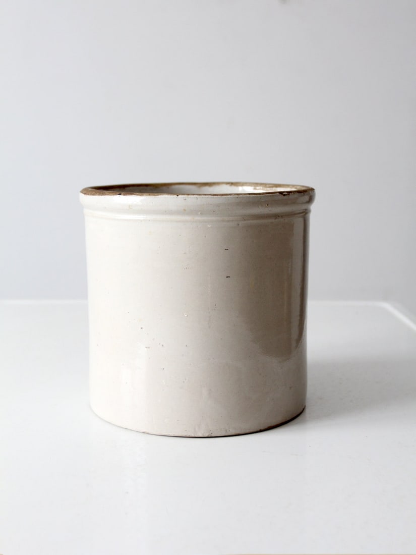 Vintage 1 Gallon Stoneware Crock Farmhouse Decor: Vintage 1 Gallon Stoneware Crock Farmhouse Decor This antique 1-gallon stoneware crock features a classic American design with a rich, aged glaze, making it an ideal addition to farmhouse, primitive,