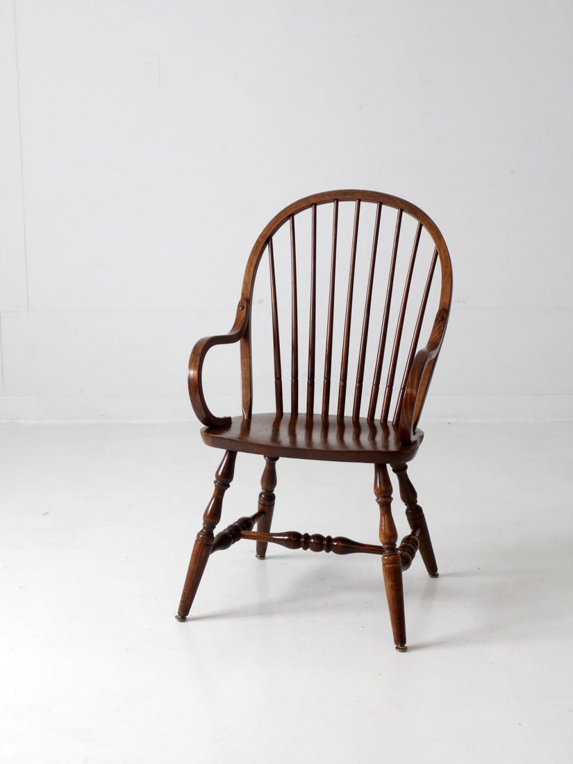 Vintage Mid Century Windsor Armchair with Bentwood Arms: Vintage Mid Century Windsor Armchair with Bentwood Arms This elegant Mid Century Windsor Armchair embodies classic design from the mid 20th century. Featuring a tall bow back and charming spindle deta