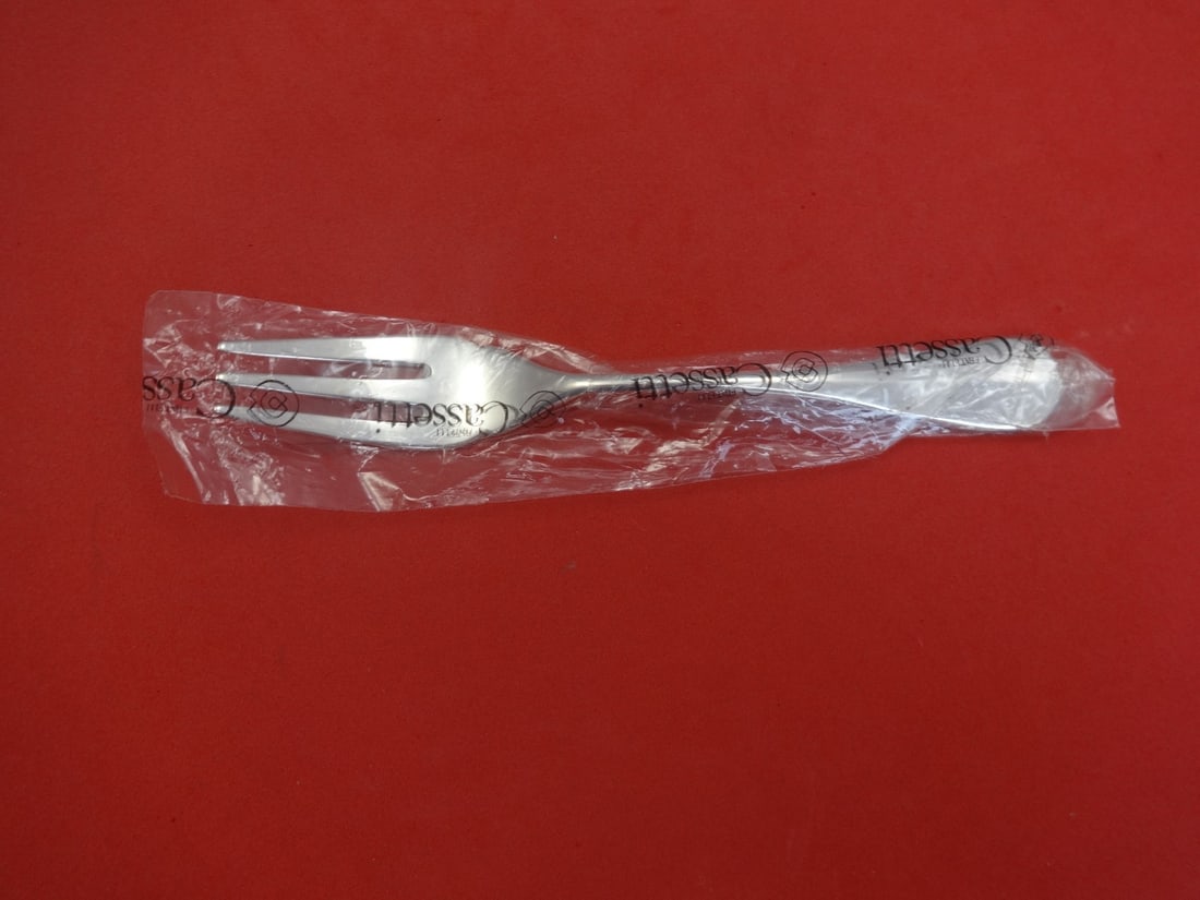 Cassetti Medallion Sterling Silver 7" Salad Fork 3-Tine New: Cassetti Medallion Sterling Silver 7" Salad Fork 3-Tine New This exquisite salad fork features the Medallion pattern by Cassetti, crafted from high-quality sterling silver. Measuring 7 inches in lengt