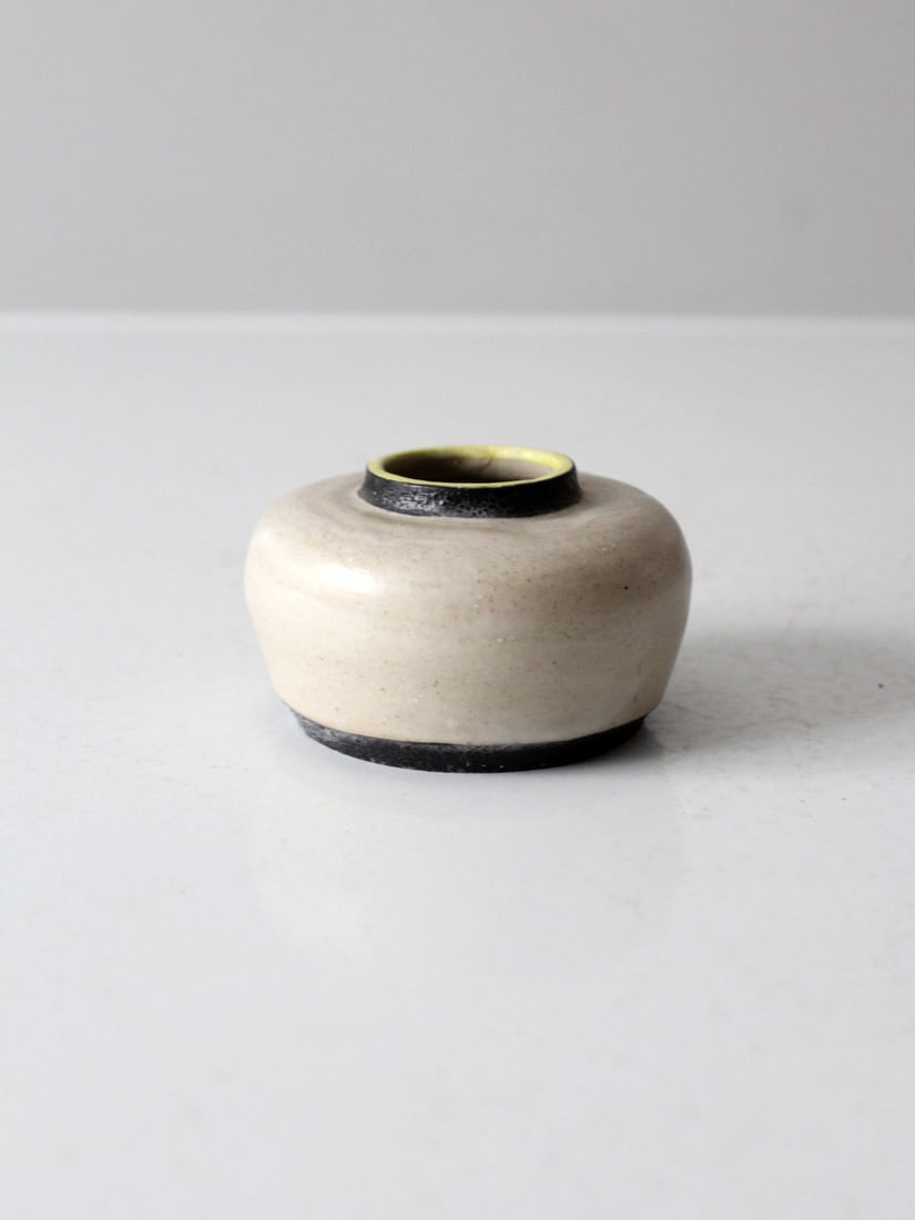 Vintage Studio Pottery Vase with Speckled Glaze and Yellow Rim: Vintage Studio Pottery Vase with Speckled Glaze and Yellow Rim This vintage studio pottery vase showcases a soft, sculptural profile with a short, rounded form. The vase is elegantly finished with a s
