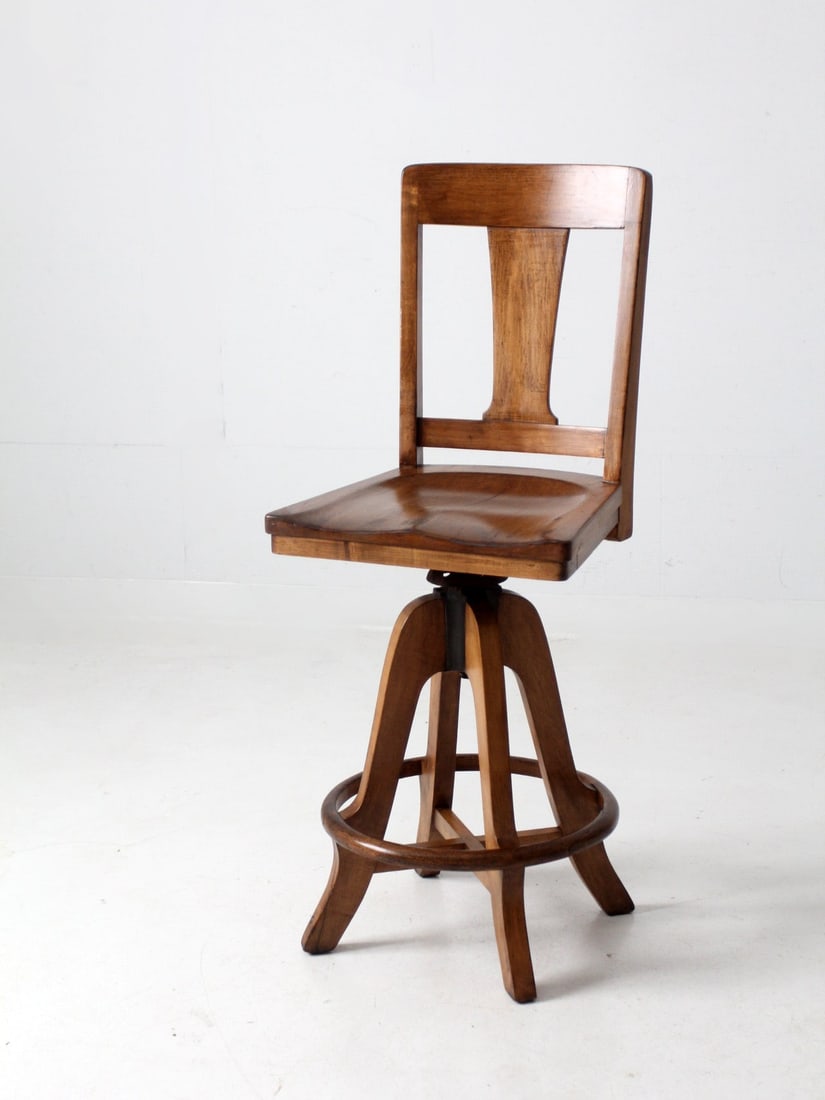 Early 20th Century Antique Arts & Crafts Swivel Drafting Stool: Early 20th Century Antique Arts & Crafts Swivel Drafting Stool Discover the charm of this early 20th century antique Arts & Crafts drafting stool. Designed with a classic American aesthetic, it featur