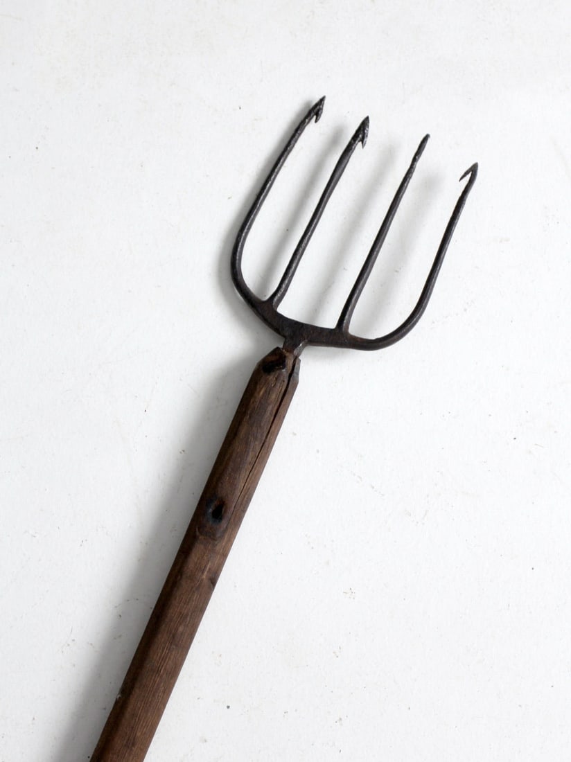 Antique 9ft Wooden Fishing Spear with Four-Pronged Metal Head: Antique 9ft Wooden Fishing Spear with Four-Pronged Metal Head Discover a remarkable piece of history with this antique 9-foot fishing spear, designed for both functionality and tradition. This primiti