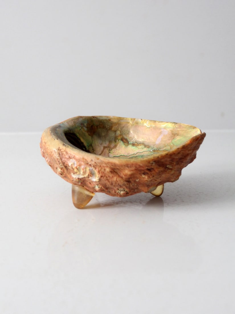 Vintage Mid Century Abalone Shell Bowl with Lucite Feet: Vintage Mid Century Abalone Shell Bowl with Lucite Feet This exquisite mid-century footed bowl showcases the natural beauty of abalone shell, elegantly supported by three lucite feet. The bowl's uniqu