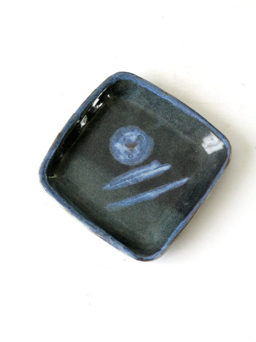 Signed Vintage Ceramic Studio Pottery Plate Blue Gray Abstract: Signed Vintage Ceramic Studio Pottery Plate Blue Gray Abstract This vintage studio pottery plate showcases a unique handmade design, featuring a captivating blue and dark gray glaze complemented by a