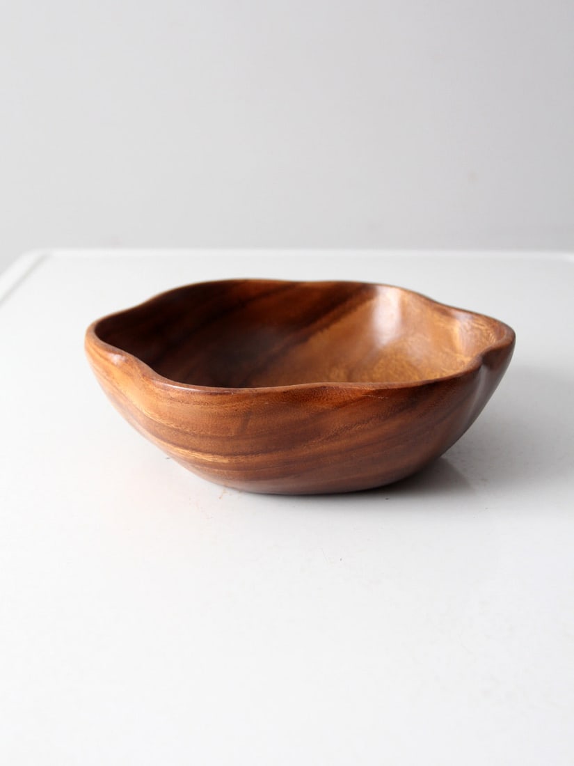 Mid-Century Vintage Monkey Pod Wood Bowl with Scalloped Sides: Mid-Century Vintage Monkey Pod Wood Bowl with Scalloped Sides This mid-20th century vintage monkey pod wood bowl is a stunning addition to any table setting. Featuring six beautifully carved scalloped