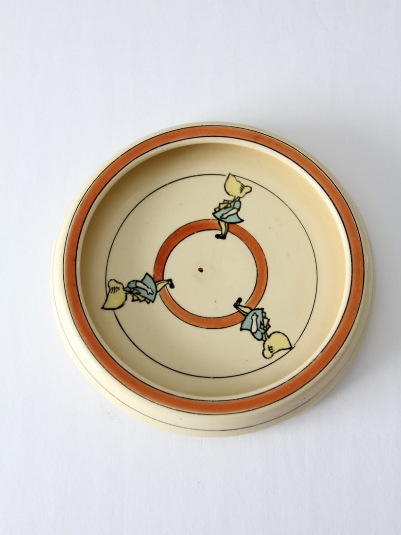 Antique Roseville Juvenile Creamware Plate Sunbonnet Sues 7.75 inch: Antique Roseville Juvenile Creamware Plate Sunbonnet Sues 7.75 inch This charming antique Roseville Juvenile creamware plate, dating from 1910-1920, features an adorable depiction of three "Sunbonnet