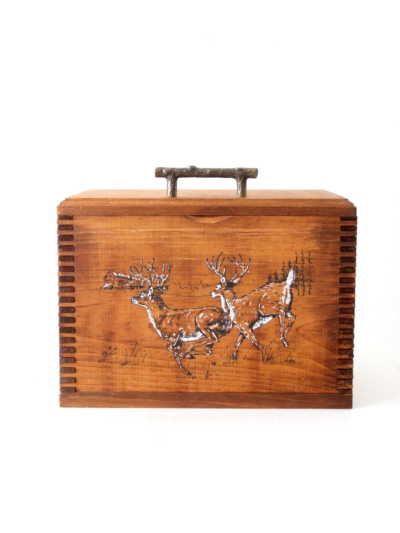 Vintage Handmade Rustic Wooden Box with Hand-Painted Deer Scene: Vintage Handmade Rustic Wooden Box with Hand-Painted Deer Scene This vintage handmade wooden box showcases a charming rustic design, featuring a beautifully hand-painted deer scene on the front. The b