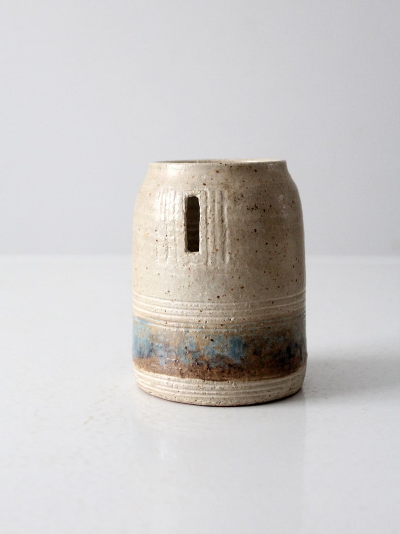 Malcom Davis Vintage Studio Pottery Vase Handmade Speckled Glaze: Malcom Davis Vintage Studio Pottery Vase Handmade Speckled Glaze Discover a charming vintage studio pottery vase attributed to Malcom Davis. This handmade piece features a unique speckled glaze comple