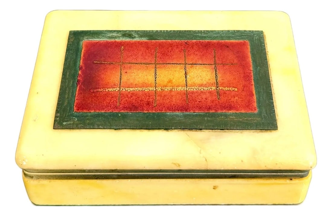 Mid-Century Vintage Yellow Bakelite Trinket Box with Inlaid Design: Mid-Century Vintage Yellow Bakelite Trinket Box with Inlaid Design Discover this charming mid-century rectangular trinket box, crafted from solid yellow Bakelite or similar early plastic/resin. The bo