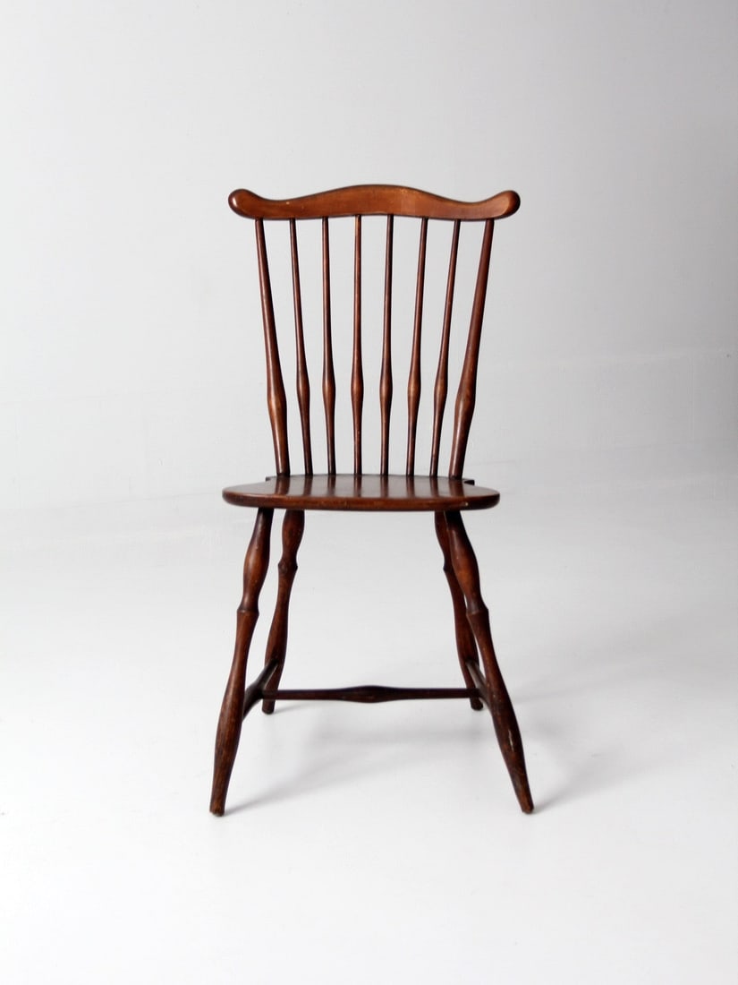 Vintage Late 19th Century Fan Back Windsor Chair: Vintage Late 19th Century Fan Back Windsor Chair This exquisite antique fan back Windsor chair dates back to the late 19th century. It showcases elegant turned splayed legs and a distinctive mustache-