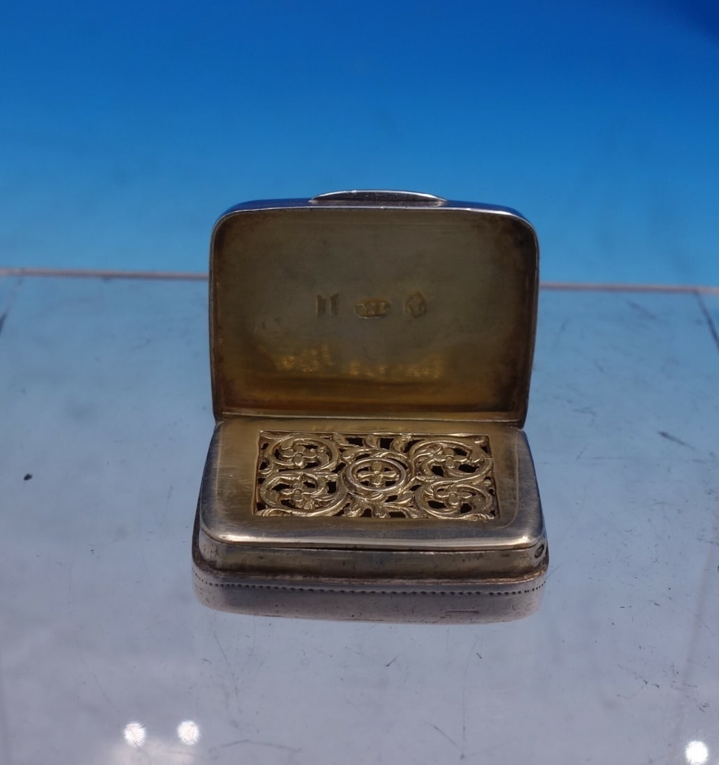 Matthew Lindwood Georgian Sterling Silver Vinaigrette 1809 Gold Wash Interior: Matthew Lindwood Georgian Sterling Silver Vinaigrette 1809 Gold Wash Interior Discover a stunning example of English craftsmanship with this Georgian sterling silver vinaigrette by Matthew Lindwood, c
