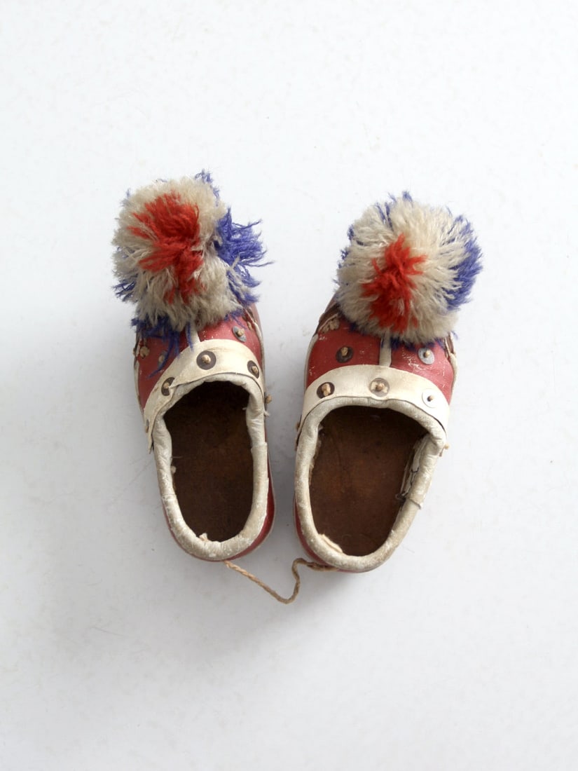 Antique Greek Children's Tsarouchi Shoes Red White Leather: Antique Greek Children's Tsarouchi Shoes Red White Leather Discover a charming pair of antique Greek children's tsarouchi shoes, beautifully crafted from red and white leather. These traditional shoes