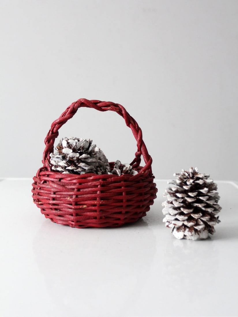 Charming Vintage Red Handwoven Gathering Basket: Charming Vintage Red Handwoven Gathering Basket This vintage red gathering basket features a rounded body complemented by a braided handle. Handwoven for a natural, textured appearance, its vibrant re