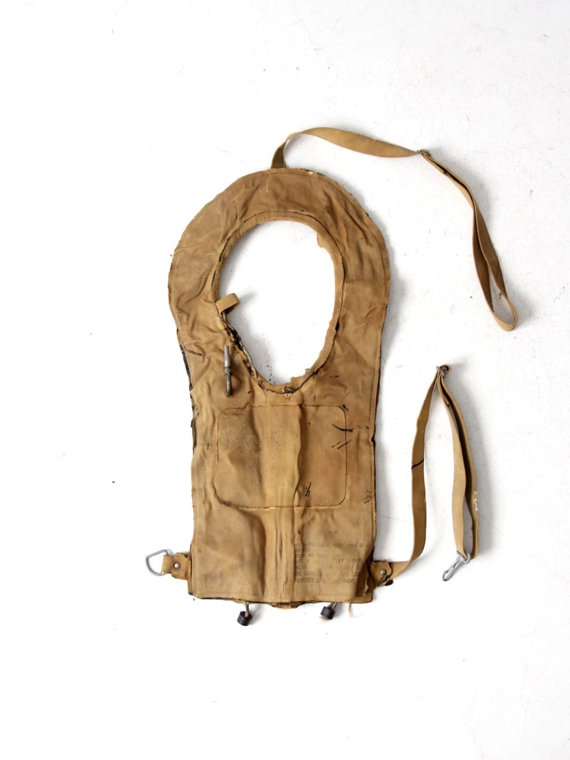 Original WWII Type B Pneumatic Life Vest Mae West 1945 Seamless Rubber Co: Original WWII Type B Pneumatic Life Vest Mae West 1945 Seamless Rubber Co This original WWII-era Type B pneumatic life vest, manufactured by the Seamless Rubber Company and dated 1945, is famously kno