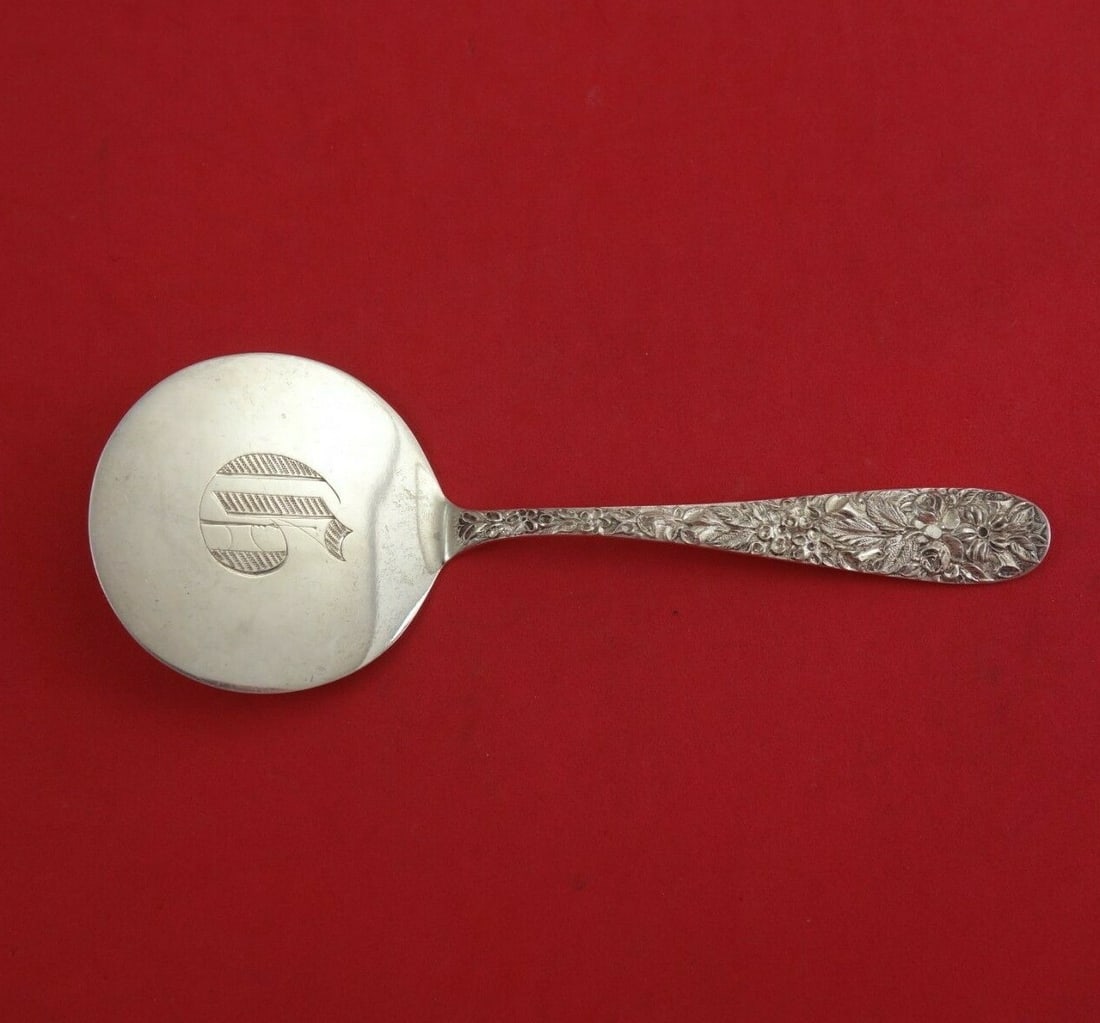 Sterling Silver Repousse Hot Cake Lifter Retailed by John Mealy 7 1/8": Sterling Silver Repousse Hot Cake Lifter Retailed by John Mealy 7 1/8" This exquisite hot cake lifter features a beautiful Repousse pattern and is crafted from high-quality sterling silver. Measuring
