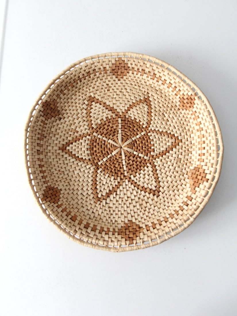 Charming Vintage Handwoven Basket Tray 15.75 in Diameter: Charming Vintage Handwoven Basket Tray 15.75 in Diameter This vintage woven basket tray features a charming handwoven design, making it an attractive catchall or decorative display. Its soft texture a