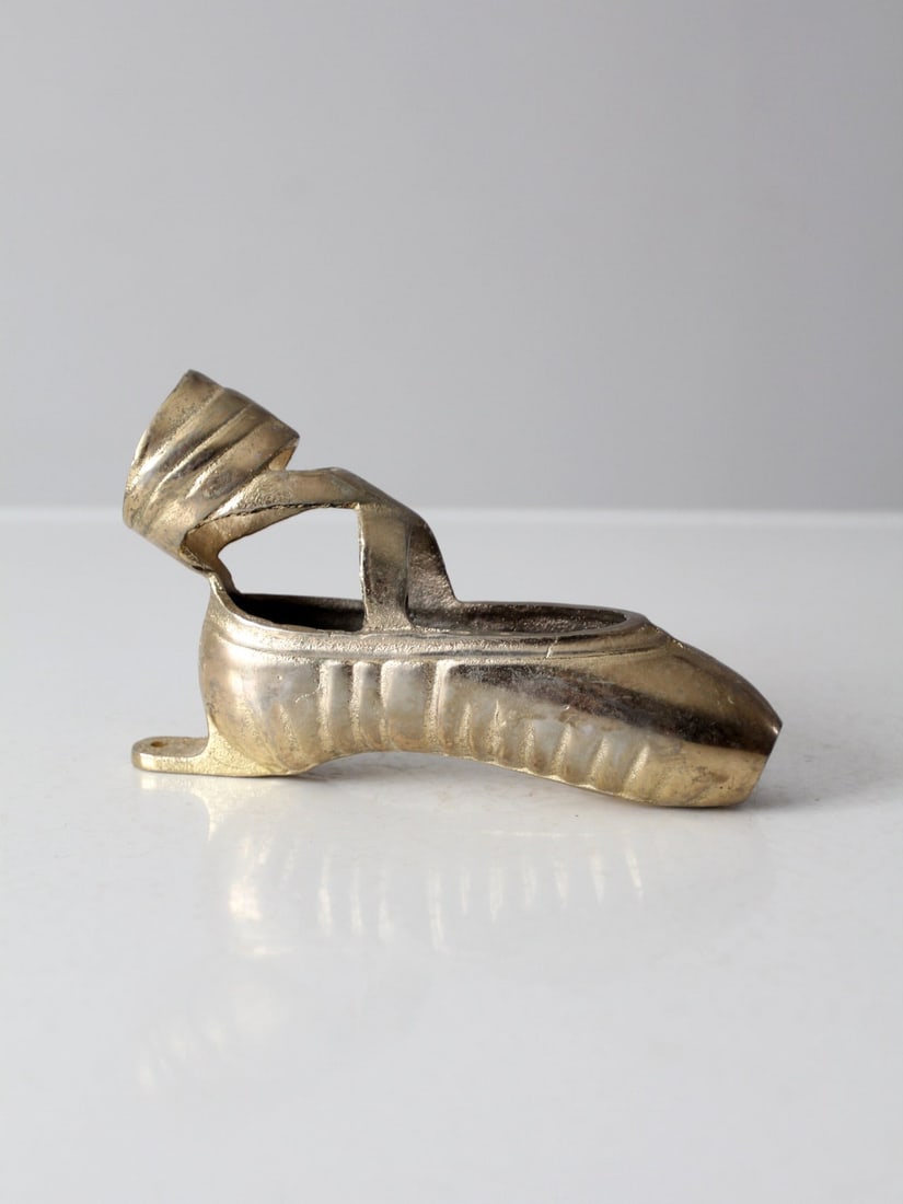 Vintage Solid Brass Mid Century Ballet Pointe Shoe Wall dacor: Vintage Solid Brass Mid Century Ballet Pointe Shoe Wall dacor Celebrate your passion for ballet with this exquisite mid-century brass ballet pointe shoe wall hanging. Crafted from solid brass, this vi
