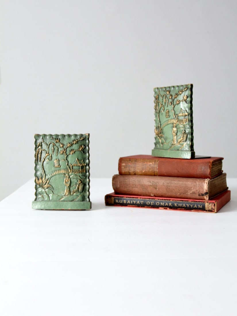 1930s Vintage Syroco Celadon Green Bookends Japanese Landscape: 1930s Vintage Syroco Celadon Green Bookends Japanese Landscape This exquisite pair of vintage Syroco bookends, dating back to the 1930s, features a stunning celadon green finish adorned with a captiva