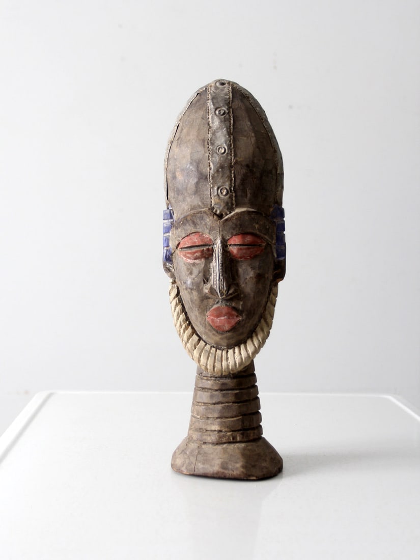 Ashanti Vintage African Wood Carving with Metal Detail 18.5 Inch: Ashanti Vintage African Wood Carving with Metal Detail 18.5 Inch Discover this stunning vintage African tribal art wood carving, meticulously hand-crafted to showcase the rich cultural heritage of the