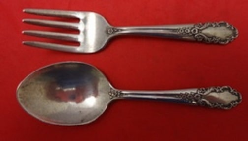 International Sterling Silver Bridal Veil Baby Set 2pc 4 1/8 Vintage: International Sterling Silver Bridal Veil Baby Set 2pc 4 1/8 Vintage This exquisite 2-piece baby set features the elegant Bridal Veil pattern by International Sterling. Crafted from high-quality sterl