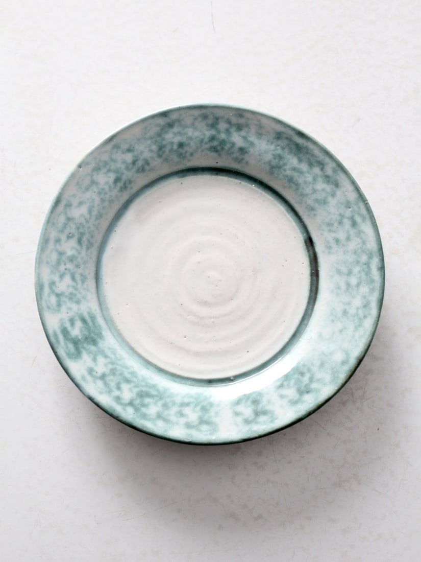 Handmade Vintage Studio Pottery Plate with Turquoise Accents 7.5 Inch: Handmade Vintage Studio Pottery Plate with Turquoise Accents 7.5 Inch This vintage studio pottery plate showcases a white ceramic base adorned with turquoise sponge accents around the rim, resulting i