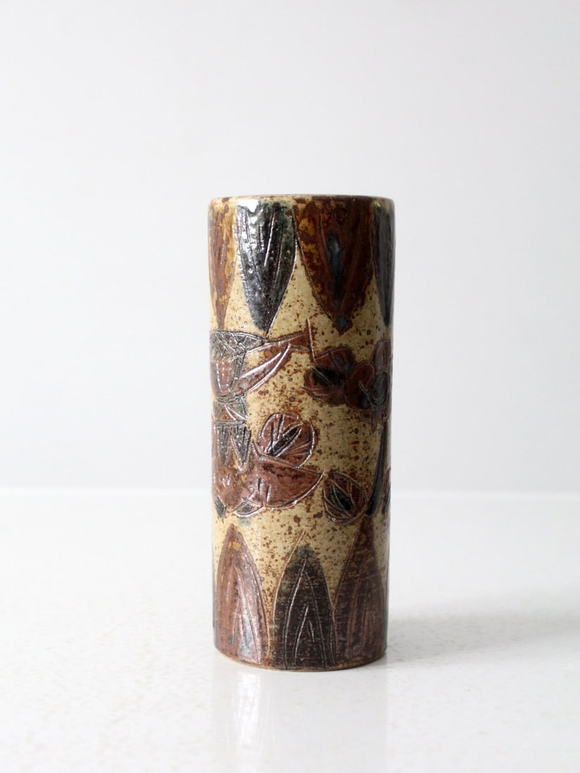 Vintage Otagiri Mercantile Company Mid-Century Vase 8.5" Sgrafitto Design: Vintage Otagiri Mercantile Company Mid-Century Vase 8.5" Sgrafitto Design This exquisite mid-century vase, crafted by the Japanese Otagiri Mercantile Company, showcases a stunning sgrafitto design fea
