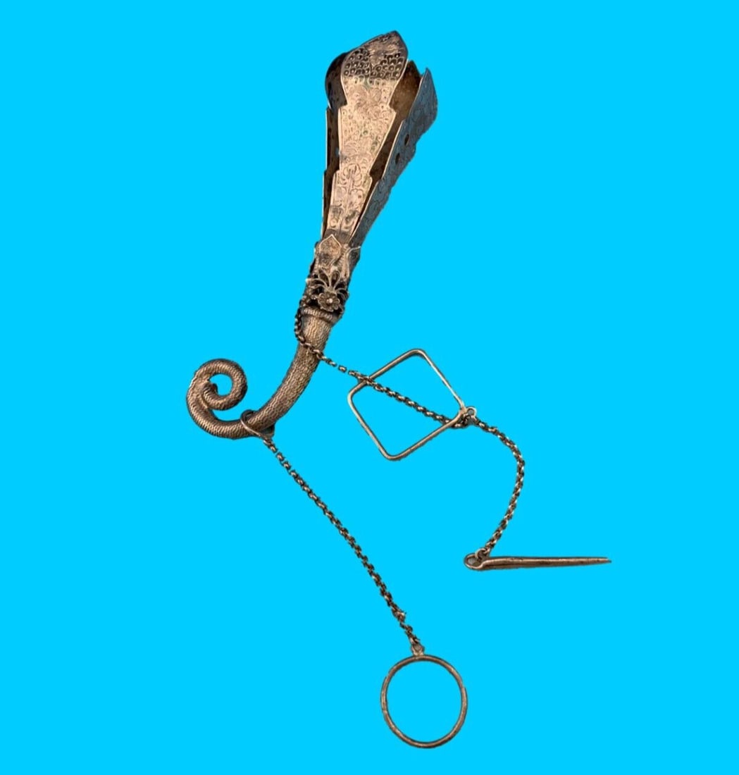 Victorian Silverplated Tussie Mussie Posy Holder Grapes Flowers 1890s: Victorian Silverplated Tussie Mussie Posy Holder Grapes Flowers 1890s This exquisite silverplated tussie mussie posy holder is a stunning representation of Victorian elegance from the 1890s. Designed