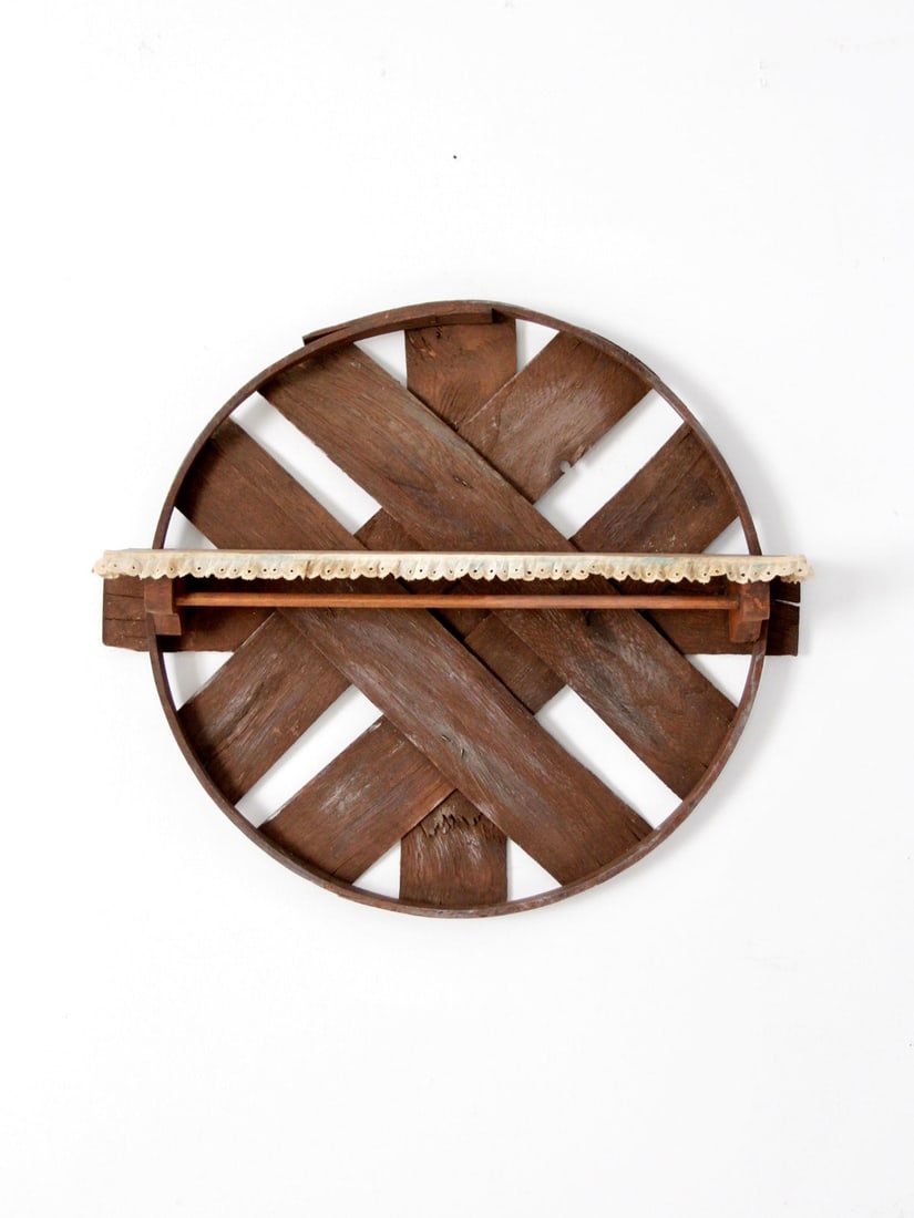 Rustic Vintage Farmhouse Wall Shelf with Hanging Rod: Rustic Vintage Farmhouse Wall Shelf with Hanging Rod Enhance your home decor with this charming Vintage Farmhouse Wall Shelf. Featuring a rustic design, this hanging shelf is crafted with a bentwood f