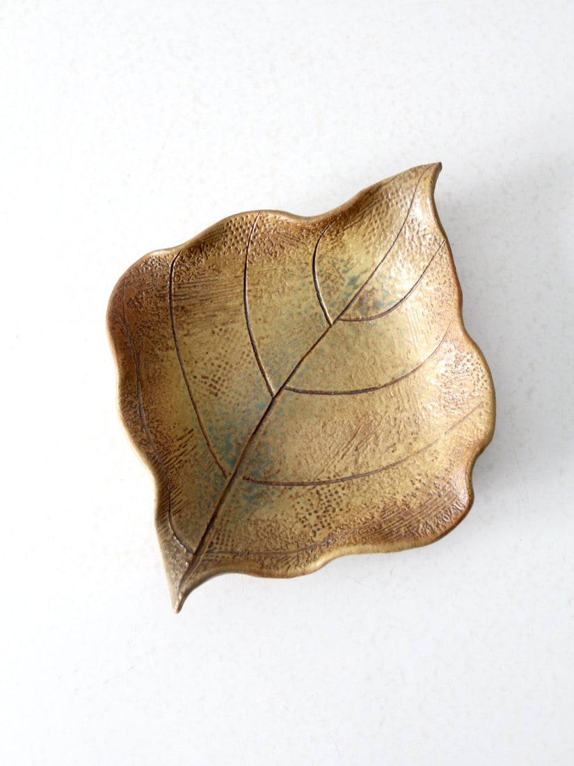 Handmade Leaf Shaped Vintage Studio Pottery Plate Signed Artist: Handmade Leaf Shaped Vintage Studio Pottery Plate Signed Artist This vintage studio pottery plate is a unique, handmade ceramic dish, beautifully crafted in a leaf shape. It features an intricate impr